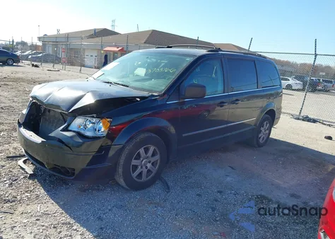 2010 Chrysler Town & Country Touring z USA, uszkodzony, nr VIN 2A4RR5D13AR266594
